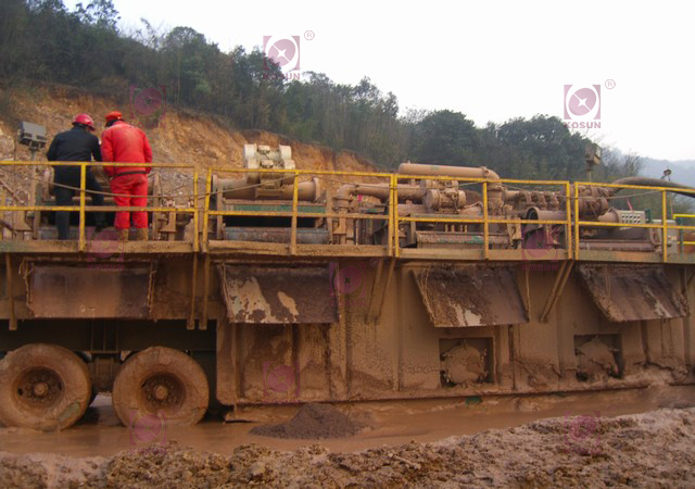 杭甬天然氣管道輸送工程，錢塘江穿越項目現(xiàn)場，科迅機(jī)械生產(chǎn)的泥漿控制系統(tǒng)使用中